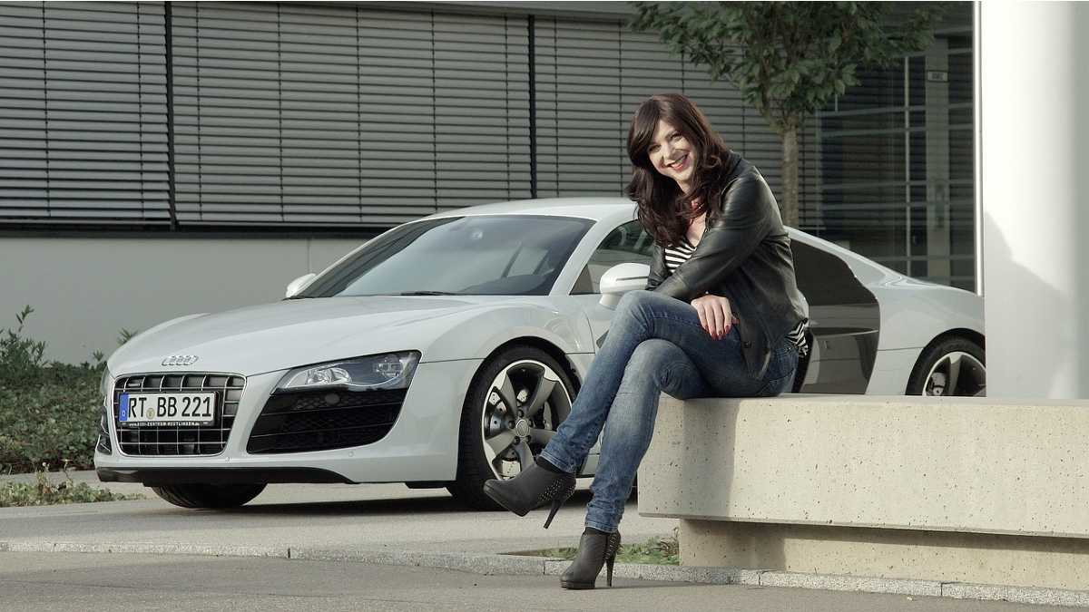 mujeres, autos