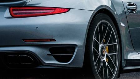Pirelli equipa al primer Porsche 911 híbrido con neumáticos diseñados a medida